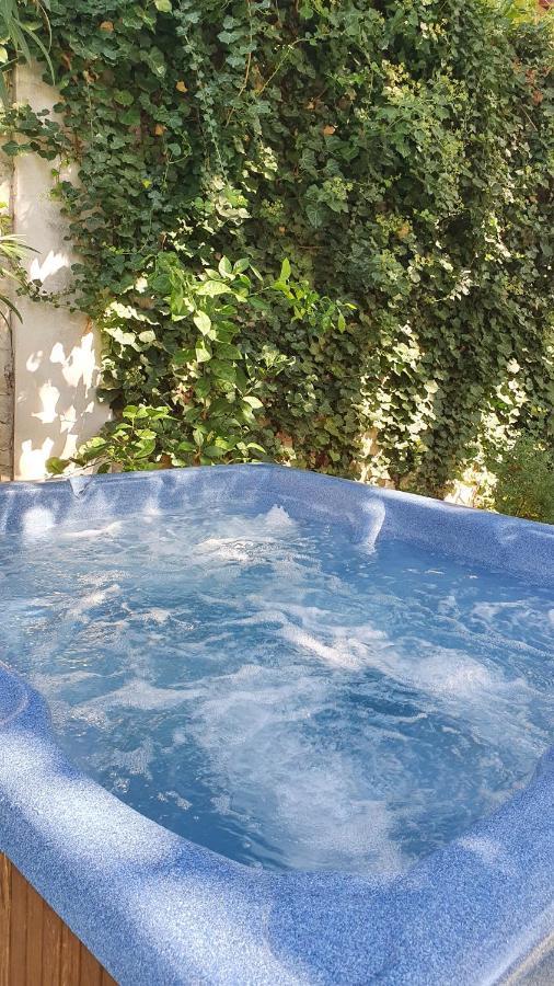 Hotel Le 4 Feuilles En.Camargue Bernis Exterior foto