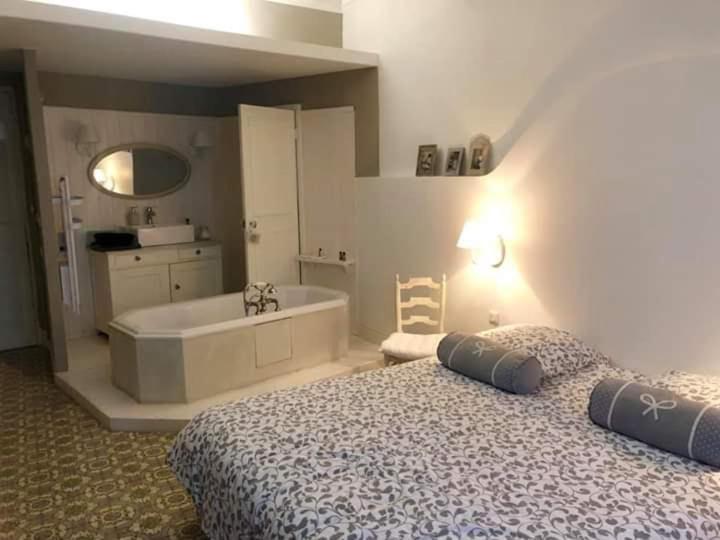 Hotel Le 4 Feuilles En.Camargue Bernis Exterior foto